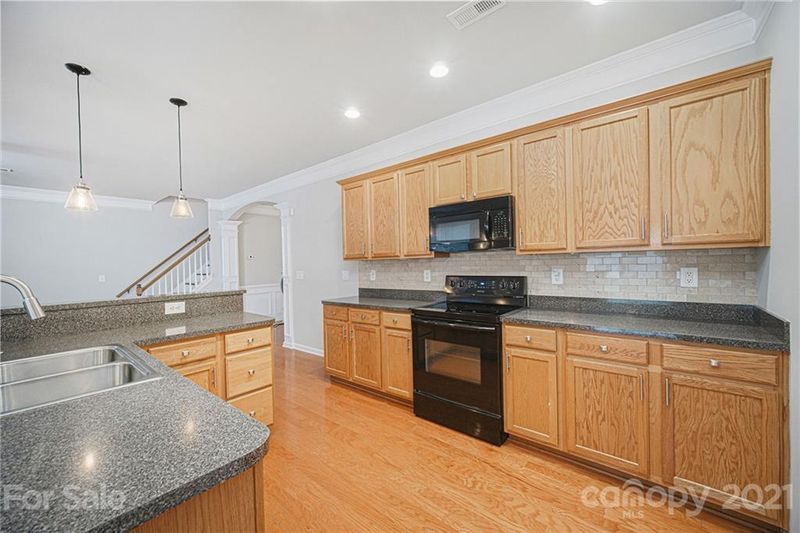 1046 Mearn Rd, Charlotte, NC 28216