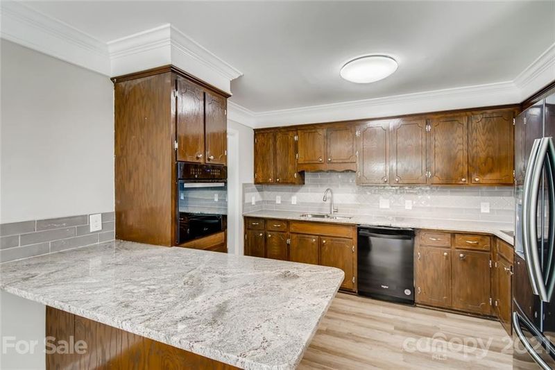 6233 Sunset Cir, Charlotte, NC 28216
