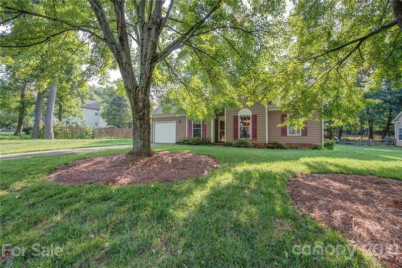 601 Oakbluff Cir, Charlotte, NC 28216
