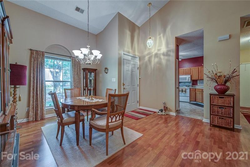 601 Oakbluff Cir, Charlotte, NC 28216