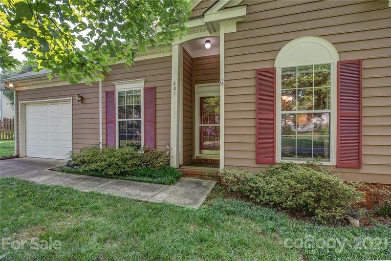 601 Oakbluff Cir, Charlotte, NC 28216