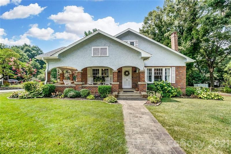 403 8th St, Newton, NC 28658