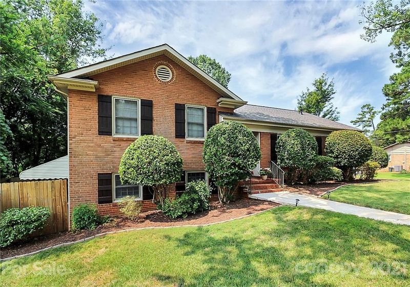 1900 Edgewater Dr, Charlotte, NC 28210