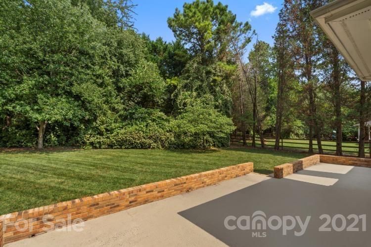 8417 Brownes Pond Ln, Charlotte, NC 28277