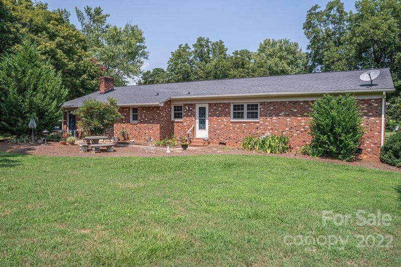 124 Starcrest Dr, Stanley, NC 28164