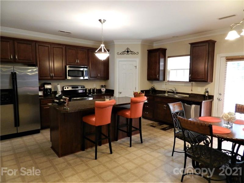 6526 Fieldstone Manor Dr, Matthews, NC 28105