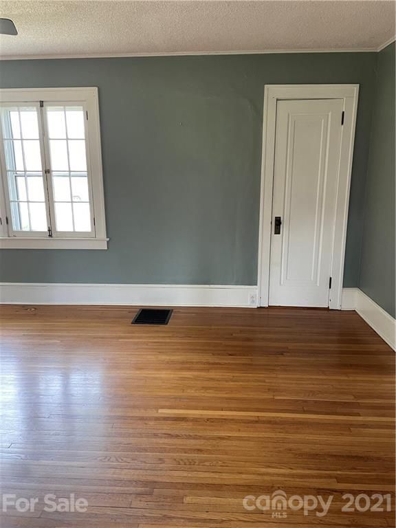122 E Catawba Ave, Mount Holly, NC 28120