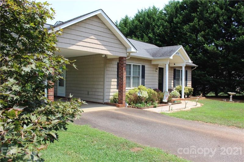 5230 Harris Farm Rd, Hickory, NC 28602