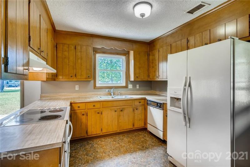200 Dawn Dr, Mount Holly, NC 28120