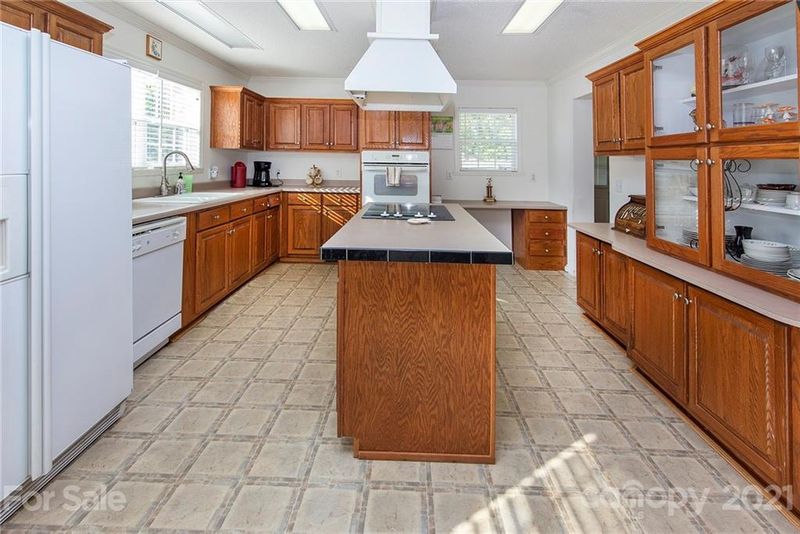 533 Friendship Dr, Matthews, NC 28105