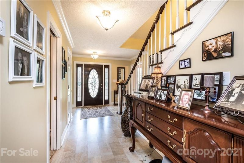 1980 6th St NW, Hickory, NC 28601