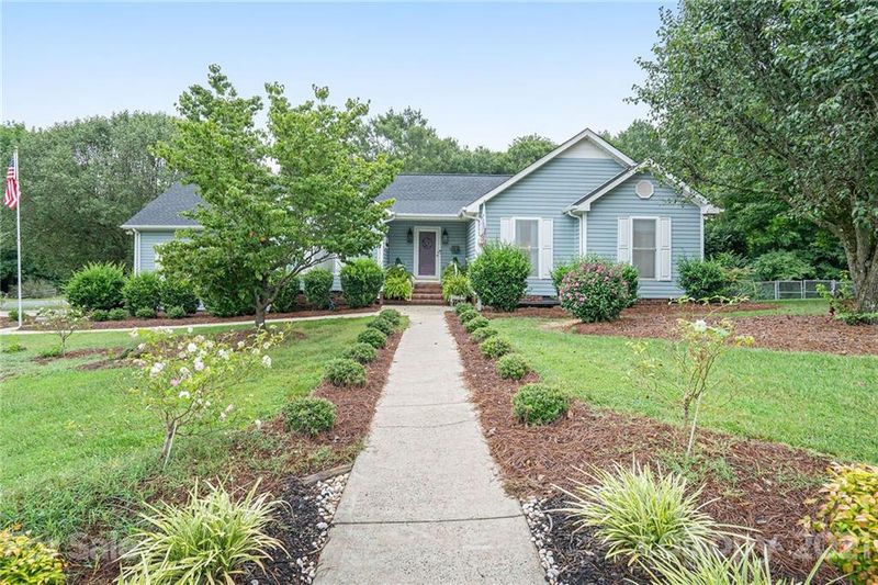 8726 Fallsdale Dr, Charlotte, NC 28214