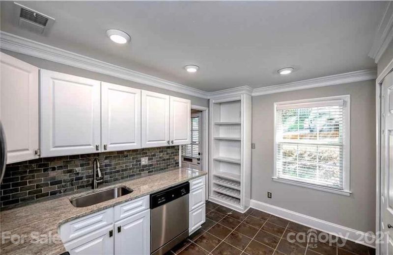 4601 Hedgemore Dr #E, Charlotte, NC 28209