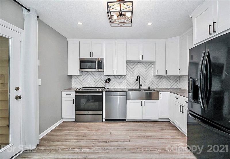 8328 Summerglen Cir, Charlotte, NC 28227