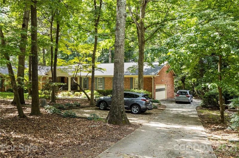 1020 Reverdy Ln, Matthews, NC 28105