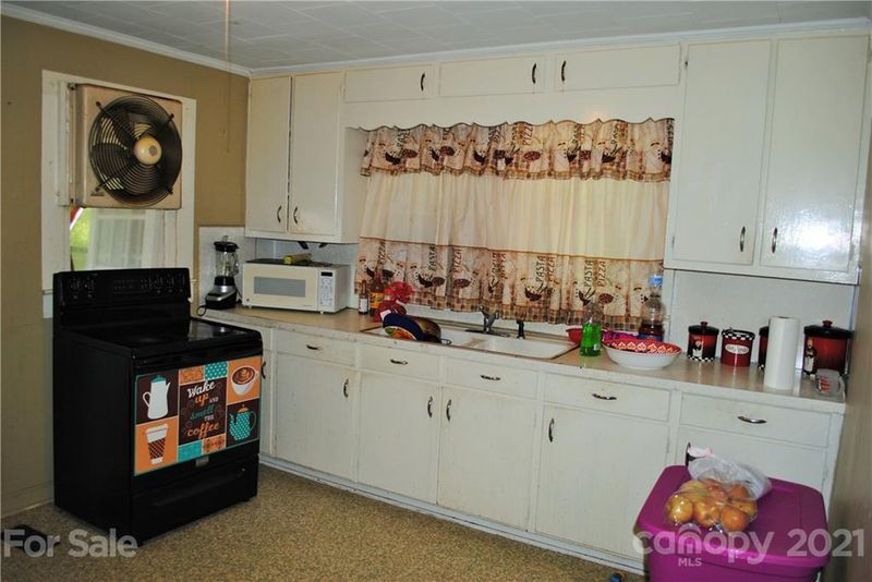 528 Rogers Lake Rd E, Kannapolis, NC 28083