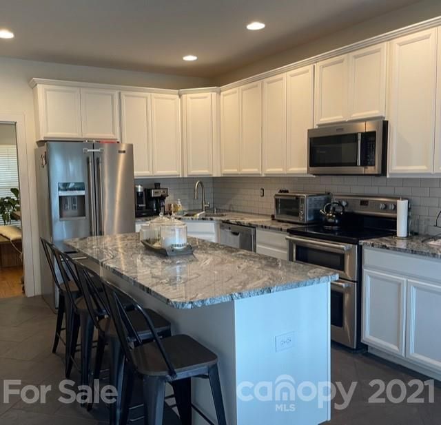 8521 Castle Cliff Dr, Matthews, NC 28105