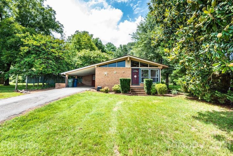 2615 2nd St NE, Hickory, NC 28601