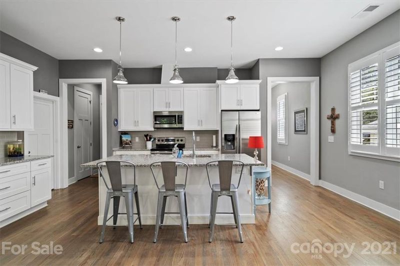 5212 Valley Stream Rd, Charlotte, NC 28209