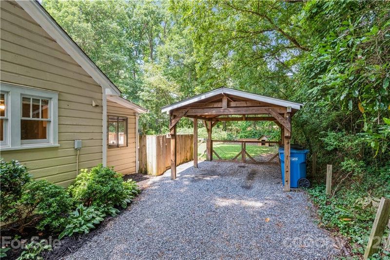 102 19th Ave NW, Hickory, NC 28601