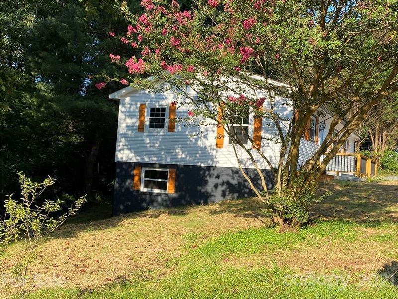 2433 Twinbrooke Rd, Hickory, NC 28602
