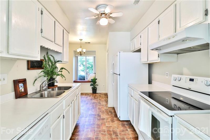 802 Sardis Cove Dr, Charlotte, NC 28270