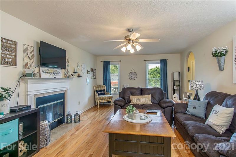 1664 Buffett Cir, Hickory, NC 28602