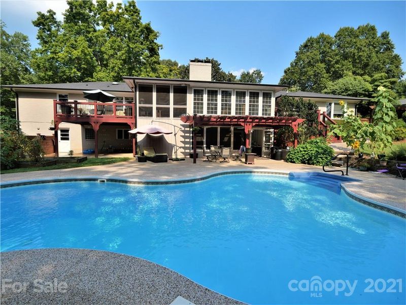 875 20th Avenue Dr NW, Hickory, NC 28601