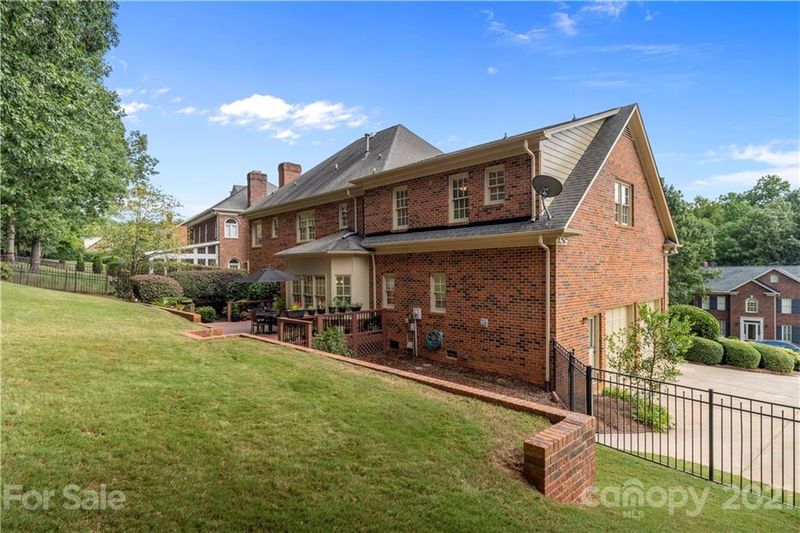 10416 Oak Pond Cir, Charlotte, NC 28277