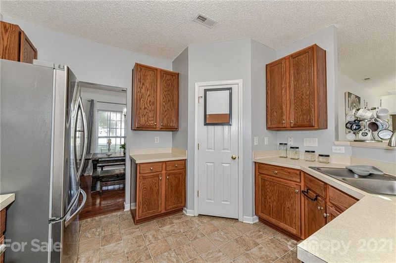3925 Catawba Hills Dr, Gastonia, NC 28056