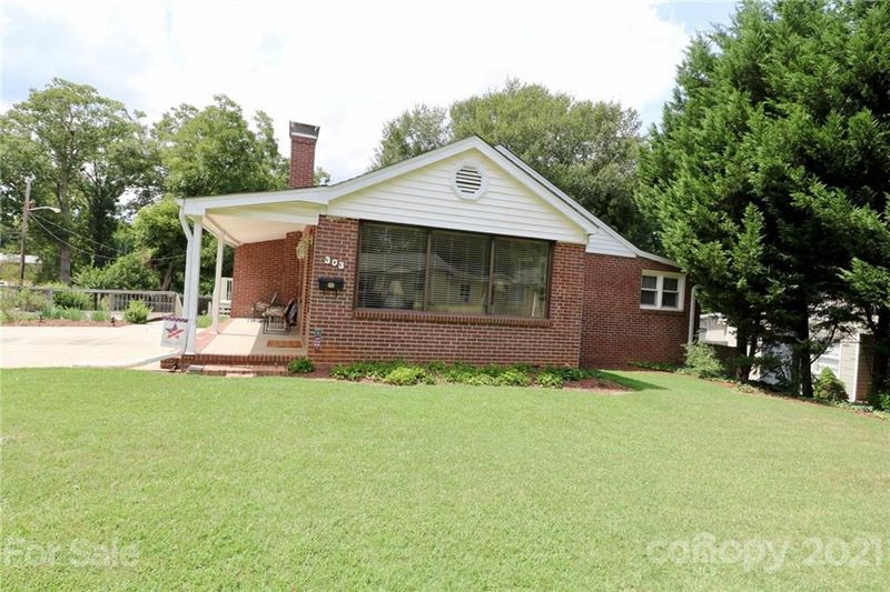 303 Hoffman St N, Dallas, NC 28034