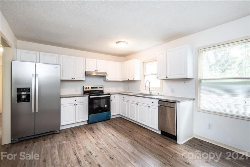 17 7th Ave SE, Hickory, NC 28602