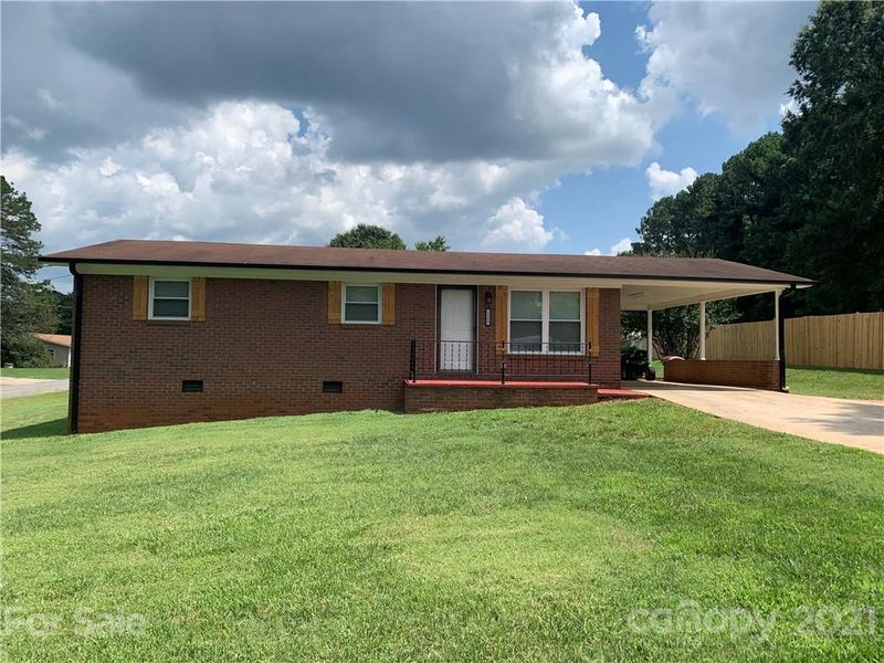 1900 Crestview Dr, Newton, NC 28658