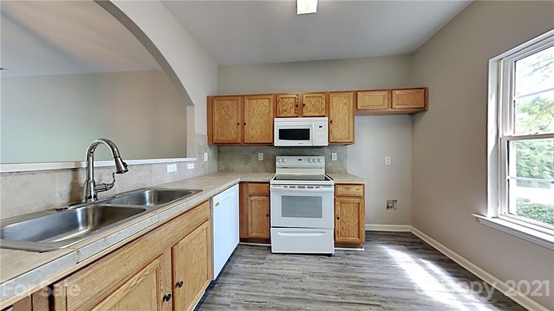 2252 Winthrop Chase Dr, Charlotte, NC 28212