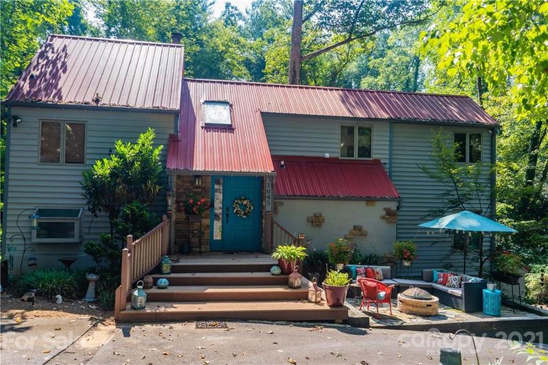 1045 18th Ave NW, Hickory, NC 28601