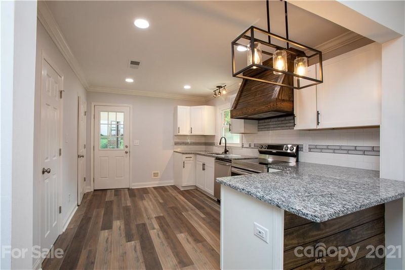 319 Clearbrook Rd, Matthews, NC 28105