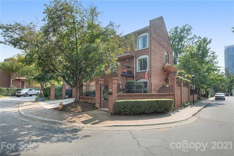 329 Settlers Ln, Charlotte, NC 28202