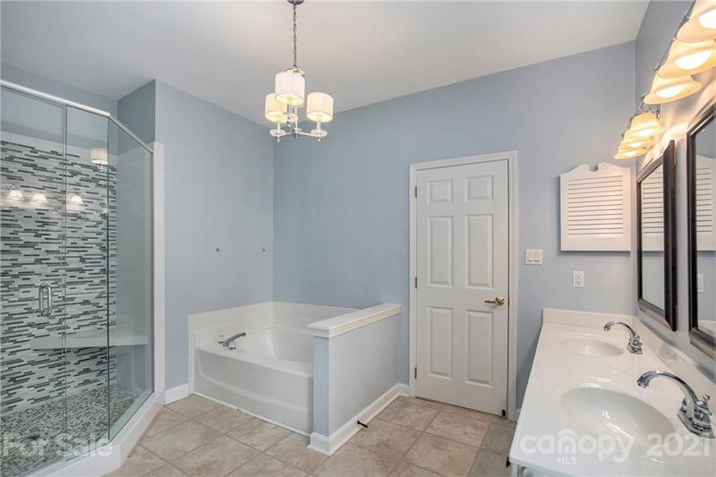 1800 Cloudburst Dr, Matthews, NC 28105