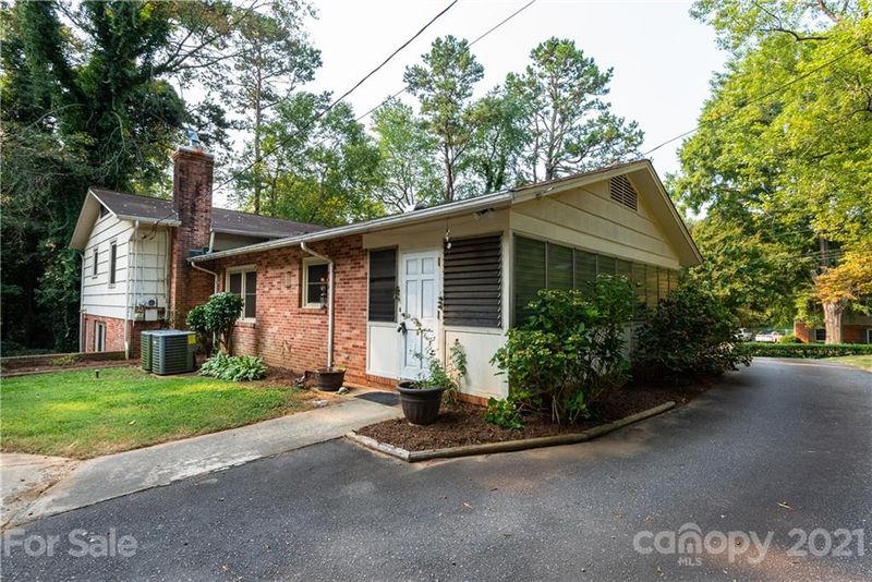 1348 4th St NW, Hickory, NC 28601