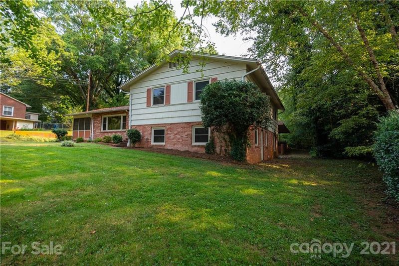 1348 4th St NW, Hickory, NC 28601