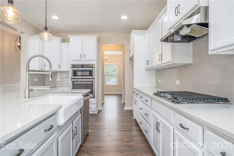5051 Stonehill Ln, Matthews, NC 28104