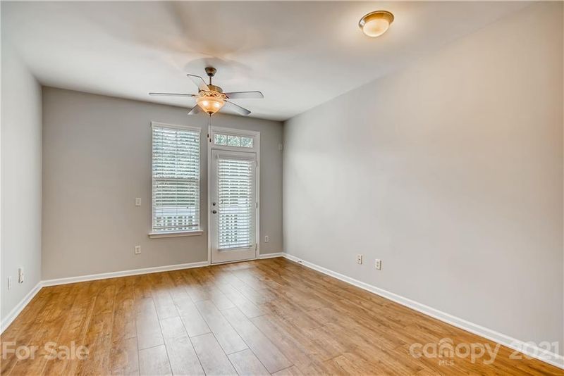1513 Walnut View Dr, Charlotte, NC 28208