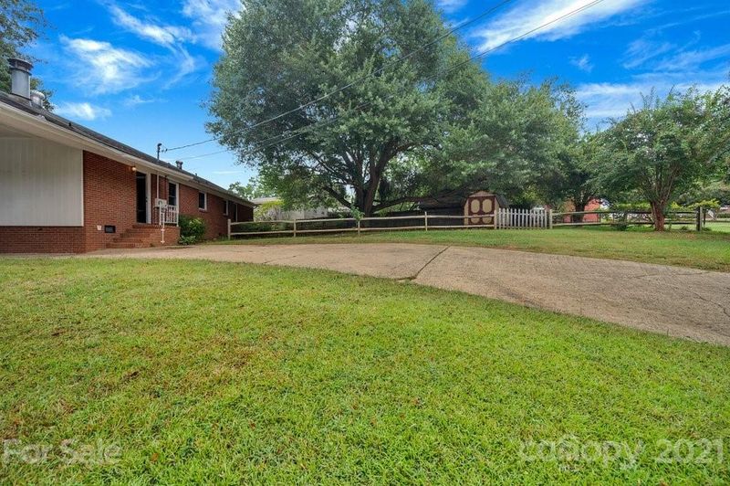 111 Point Cir, Belmont, NC 28012
