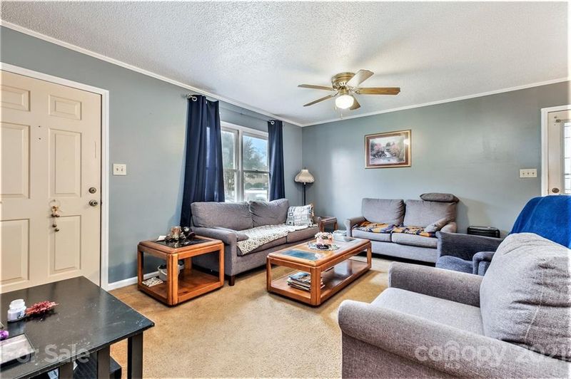 1274 Courtney Dr, Hickory, NC 28602