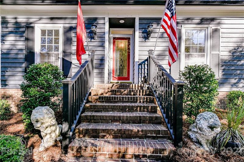 4200 Meadowridge Dr, Charlotte, NC 28226
