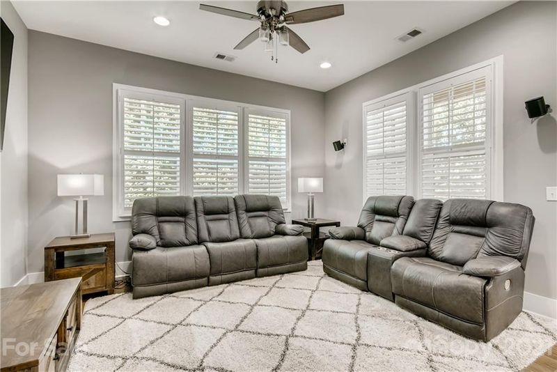 5226 Valley Stream Rd, Charlotte, NC 28209
