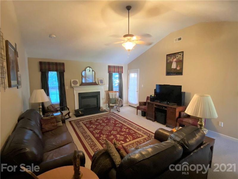 124 Birchwood Ct, Mount Holly, NC 28120
