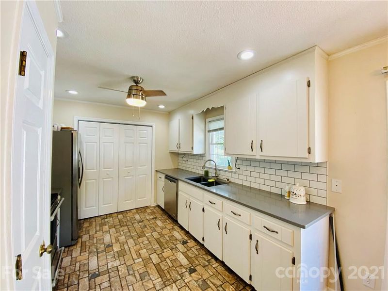 608 Forest Ln, Belmont, NC 28012