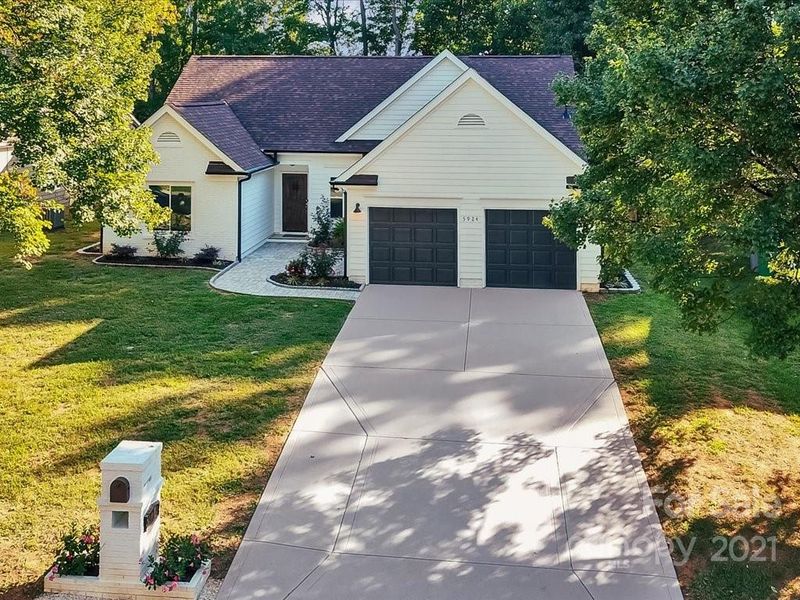 5924 Carriage Oaks Dr, Charlotte, NC 28262