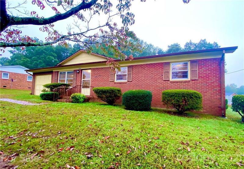 2702 32nd Ave NE, Hickory, NC 28601
